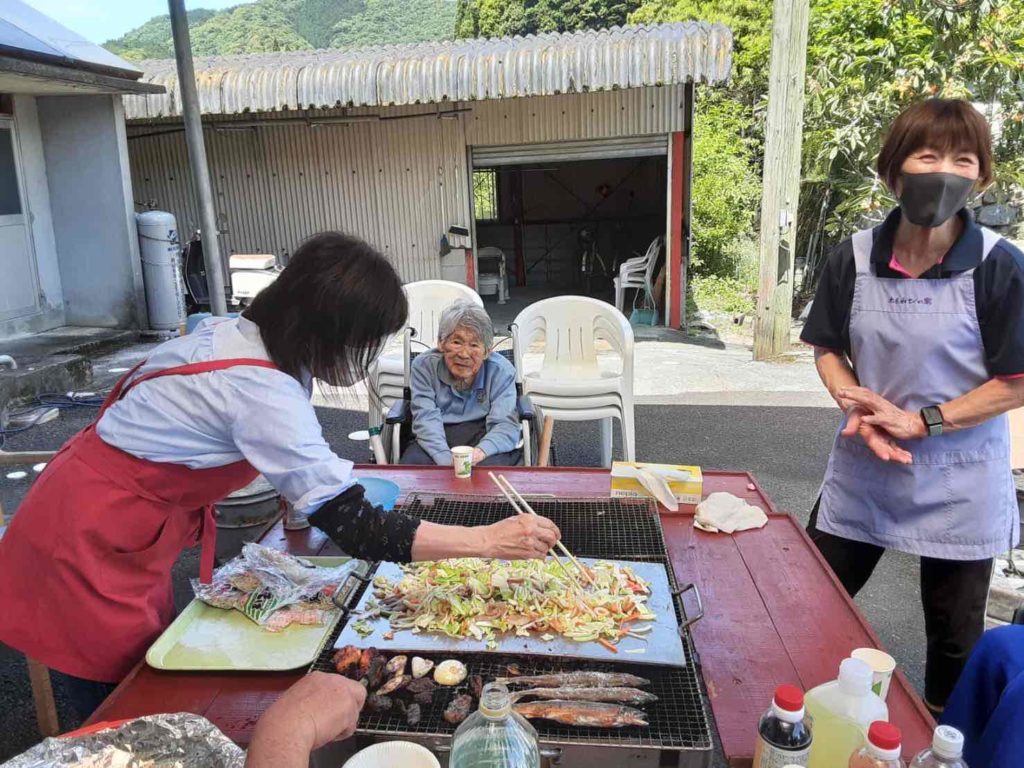 課外授業
焼肉・焼きそばをいただきました！